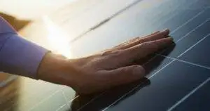 Solarmodule nutzen den photovoltaischen Effekt, eine Umwandlung von Licht zu elektrischer Energie.