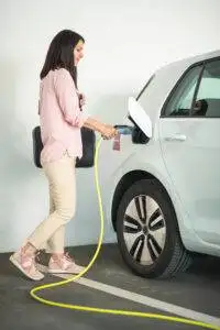 Elektromobilität: Bequemes Aufladen von Elektrofahrzeugen mit Solarstrom aus der hauseigenen Wallbox