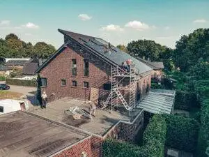 Solarinstallation Dronenaufnahme mit Wechselrichter